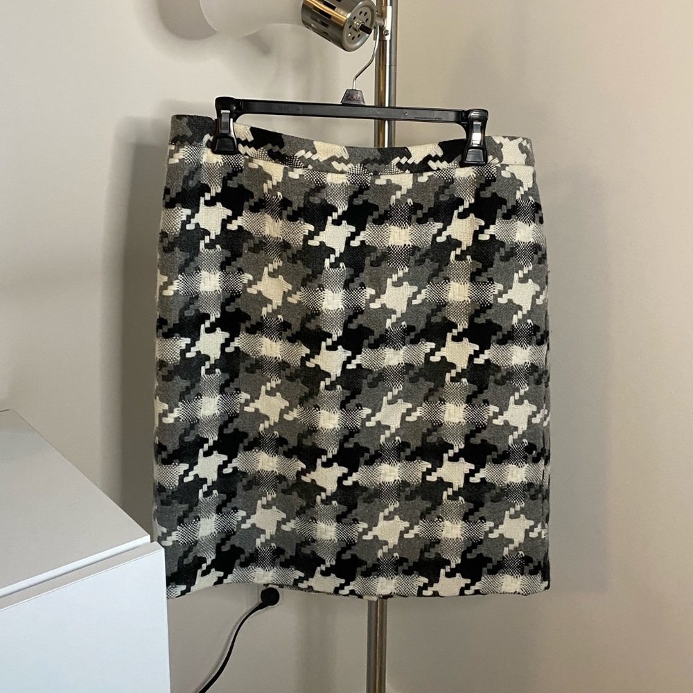 Ann Taylor Loft - Black/White Pattern Wool Skirt. Size 6-8.